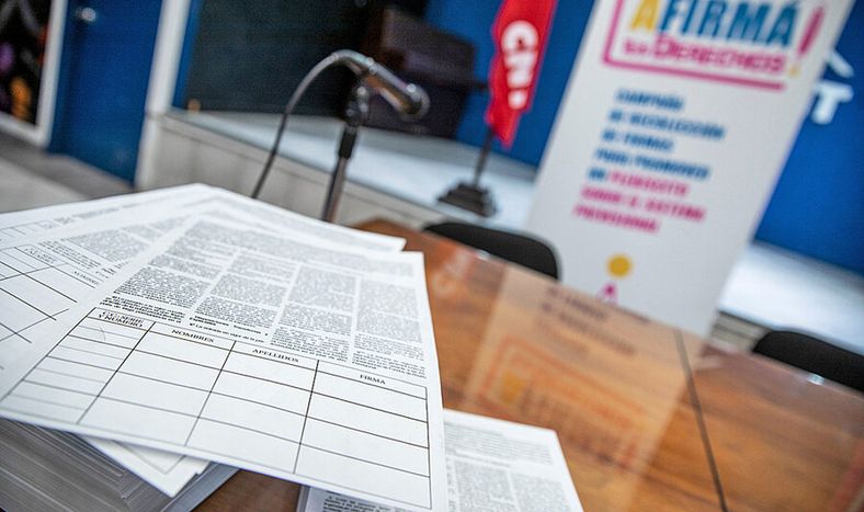 Lanzamiento de la campaña de recolección de firmas para un plebiscito sobre seguridad social en la sede del PIT-CNT. Foto: Javier Calvelo, adhocFOTOS