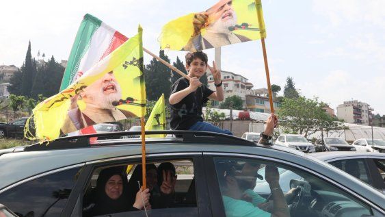 Personas desplazadas celebran en sus vehículos mientras regresan a sus hogares en la carretera hacia el sur de Beirut, Líbano, el 17 de abril de 2026.&nbsp;