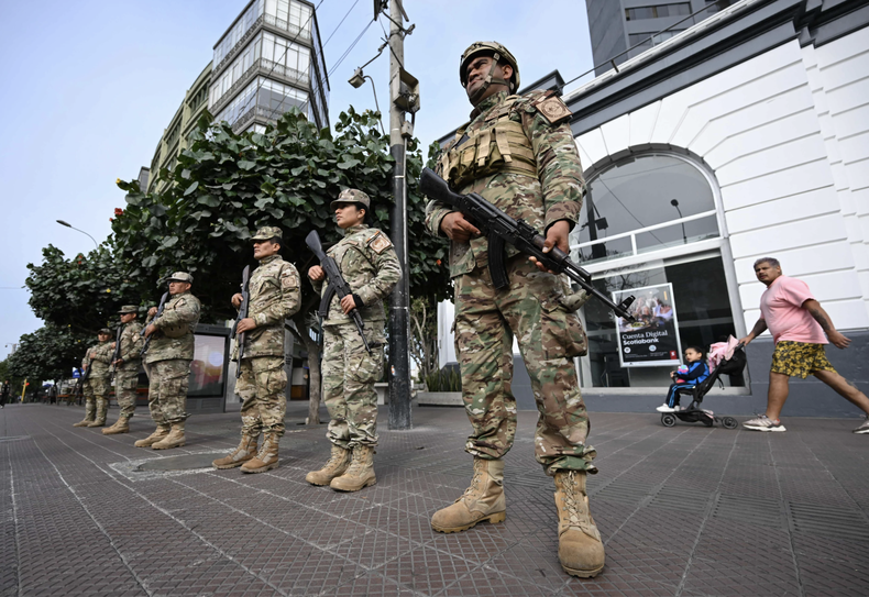 Foto de archivo de miembros del Ejército de Perú.
