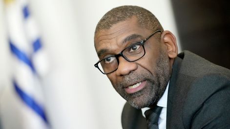 Edgardo Ortuño en su oficina del Ministerio de Ambiente en Montevideo