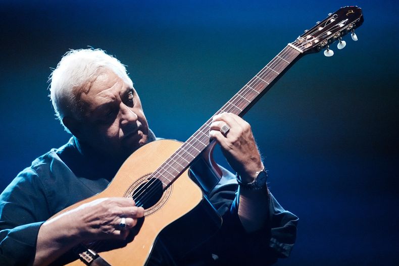 Julio Cobelli durante el homenaje por el 90º aniversario de Alfredo Zitarrosa en la Sala Zitarrosa.