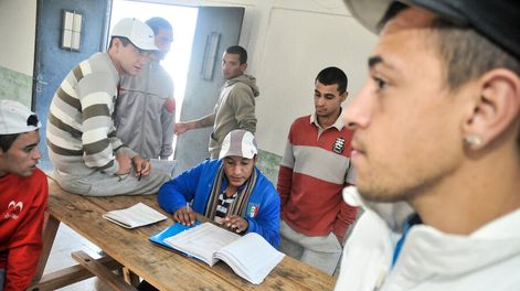 Búsqueda | Una cuarta parte de los presos no terminó la escuela, casi nadie el ciclo básico y el 12% son analfabetos funcionales. Foto: Javier Calvelo / adhocFOTOS