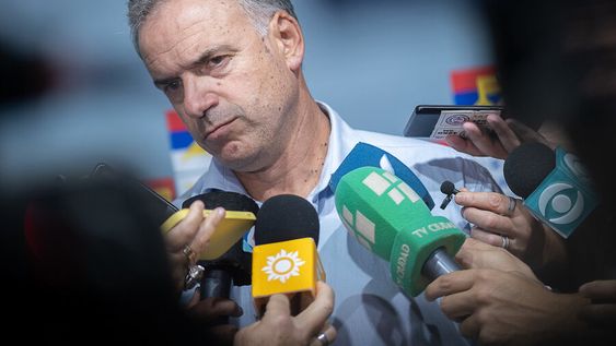 Yamandú Orsi en conferencia, negó la acusación y ratificó su postulación presidencial: Foto: Pablo Vignali / adhocFOTOS Yamandú Orsi en conferencia, negó la acusación y ratificó su postulación presidencial: Foto: Pablo Vignali / adhocFOTOS