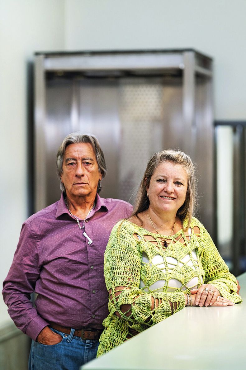 Eduardo Siragusa y Yenny del Pino posan para Trayectorias. Foto: Adrián Echeverriaga