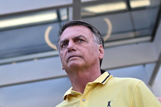 Fotografía de archivo fechada el 16 de agosto de 2025 del expresidente de Brasil, Jair Bolsonaro, saliendo del hospital DF Star en Brasilia (Brasil).