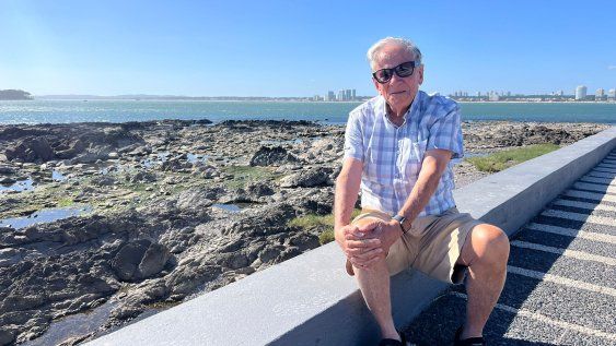 Juan Antonio Varese en la rambla de Punta del Este.