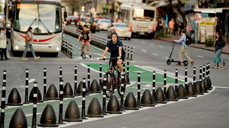 Búsqueda | Inauguración de la ciclovía por la Avenida 18 de Julio en Montevideo. Foto: Javier Calvelo / adhocFOTOS