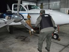 Una de las aeronaves, marca Baron, durante su decomiso en Argentina en 2021. Una de las aeronaves, marca Baron, durante su decomiso en Argentina en 2021.