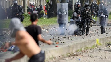 Choques entre manifestantes y policías antimotines en Popayán, suroeste de Colombia, el 14 de mayo de 2021. Foto: AFP.