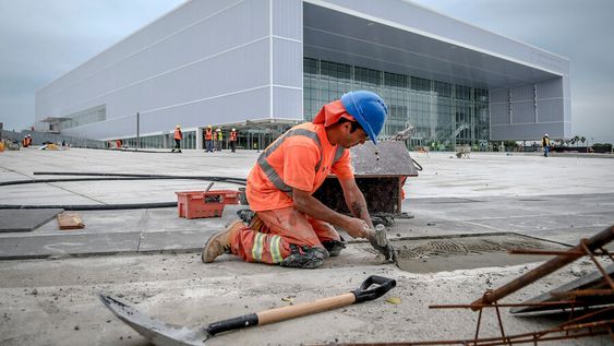 rabajos de terminación de la explanada previo a la inauguración del Antel Arena en Montevideo. Foto: Javier Calvelo Luisi / adhoc FOTOS rabajos de terminación de la explanada previo a la inauguración del Antel Arena en Montevideo. Foto: Javier Calvelo Luisi / adhoc FOTOS