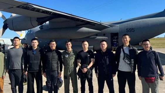 Militares de la Fuerza Aérea del Ejército Popular de Liberación de China en Uruguay junto a un oficial de la Fuerza Aérea Uruguaya. Militares de la Fuerza Aérea del Ejército Popular de Liberación de China en Uruguay junto a un oficial de la Fuerza Aérea Uruguaya.