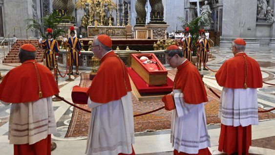 El féretro del papa Francisco llega a la basílica de San Pedro