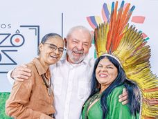 El presidente de Brasil Luiz Inácio Lula da Silva con la ministra de Medioambiente Marina Silva y la ministra indígena Sônia Guajajara, después de una entrevista que ofrecieron en el marco de la Cumbre Amazónica 2023 en Belém do Pará. Foto: Rica