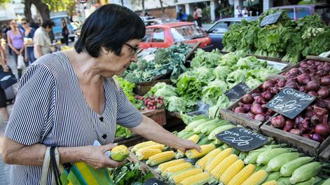 Puesto de frutas y verduras en una feria alimentaria de Montevideo.