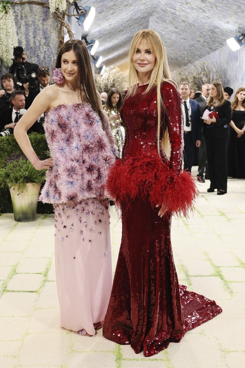 Nicole Kidman llegó acompañada de su hija, Sunday Rose, vestida al estilo Moulin Rouge con un diseño rojo intenso a medida de Chanel de lentejuelas, cintura caída y adornos de plumas.  