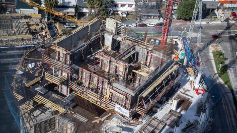 Edificio en construccion en el barrio Pocitos en Montevideo. Foto: Mauricio Zina, adhocFOTOS