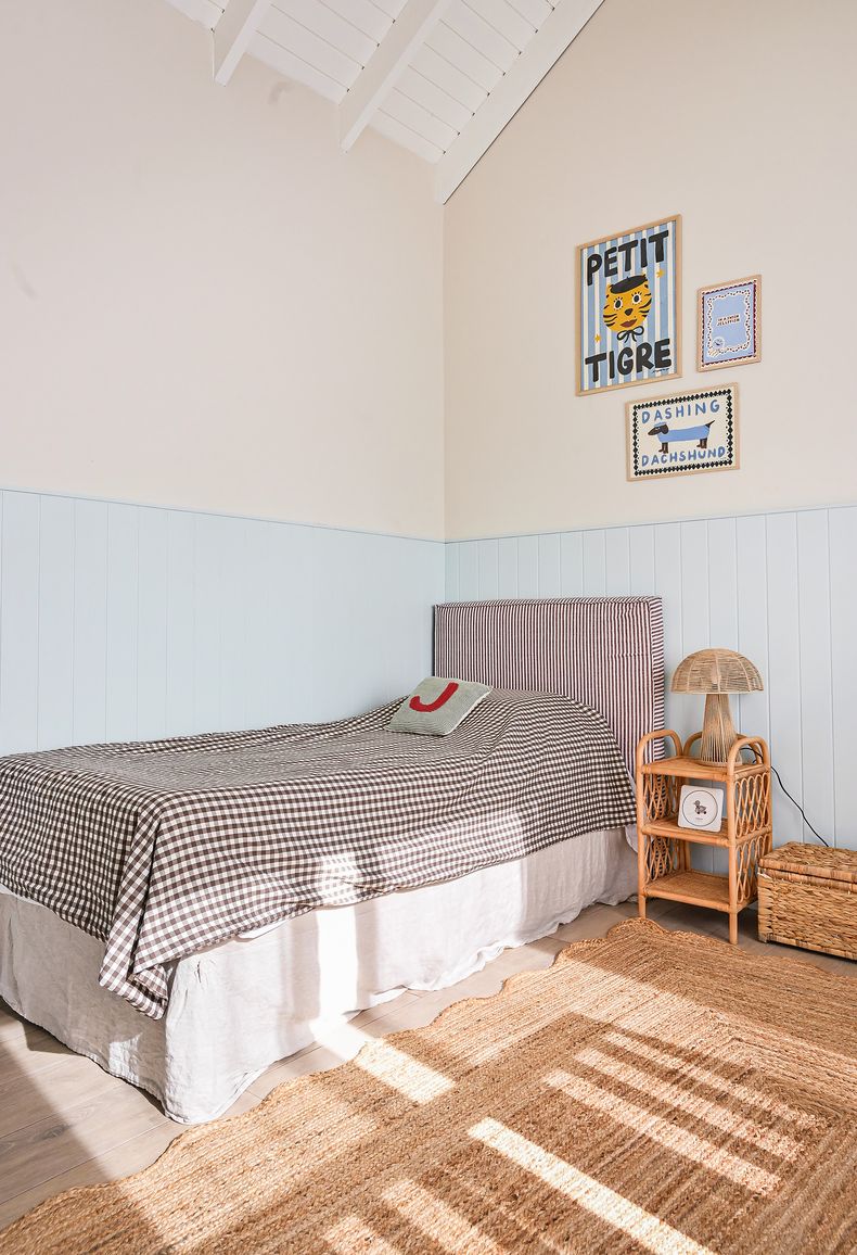 En el piso superior, la habitación del niño incluye un espacio para juegos con canastos para mantener el orden, una costumbre adquirida en Europa, lo que crea un ambiente siempre fresco y organizado.
