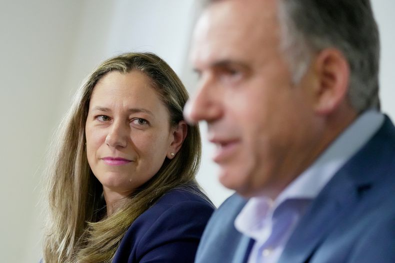 Zaida González y Yamandú Orsi, este martes durante una conferencia de prensa