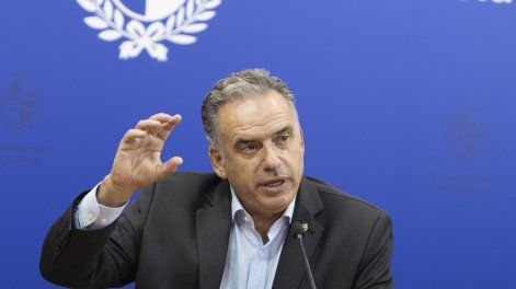 El presidente Yamandú Orsi encabezó una conferencia de prensa junto a la ministra de Industria, Fernanda Cardona, para anunciar que pequeños ahorristas podrán invertir en un proyecto de UTE.