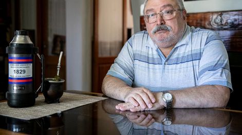 Búsqueda | Gustavo Sánchez Paleo en su casa del barrio Malvín Norte. Foto: Mauricio Zina / adhocFOTOS