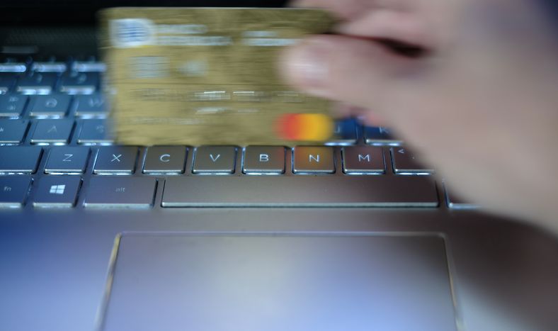 Una persona realizando una compra web.&nbsp;