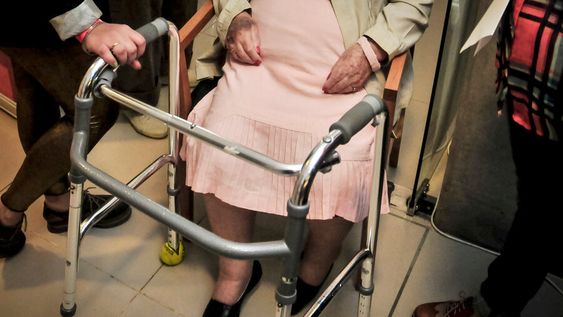 Geriatras advierten que la hospitalización “no siempre” es la mejor opción e intensivistas dicen que se “salva” a quien se puede. Foto: Javier Calvelo / Adhoc