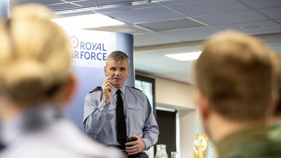 Andrew Turner sirvió durante 37 años en la Real Fuerza Aérea del Reino Unido Andrew Turner sirvió durante 37 años en la Real Fuerza Aérea del Reino Unido