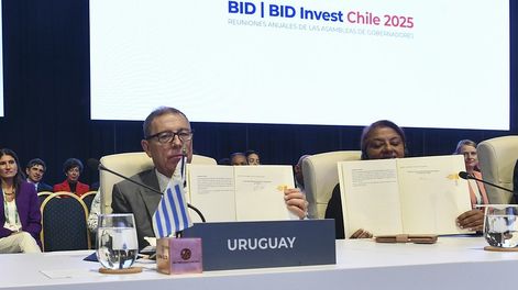 Ministro Oddone mostrando uno de los documentos discutidos en la reciente asamblea del BID en Chile