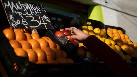 Puesto de frutas y verduras en el barrio La Blanqueada, en Montevideo