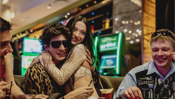 Mark Eydelshteyn y Mikey Madison en Anora Mark Eydelshteyn y Mikey Madison en Anora