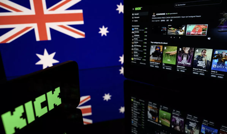 Esta fotografía muestra pantallas que muestran el logotipo y la página de inicio de la plataforma australiana Kick, el 21 de agosto de 2025