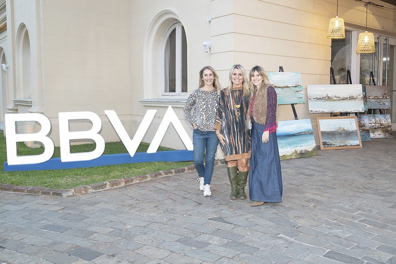 Directora de Comunicación de BBVA Carolina Gianola, organizadora de la feria Soledad García Folle y directora de Marketing de BBVA Virginia Molfese