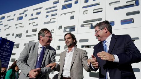 Búsqueda | Ministro de Transporte y Obras Públicas, José Luis Falero, presidente de la República, Luis Lacalle Pou, y presidente de ASSE, Leonardo Cipriani, durante la ina