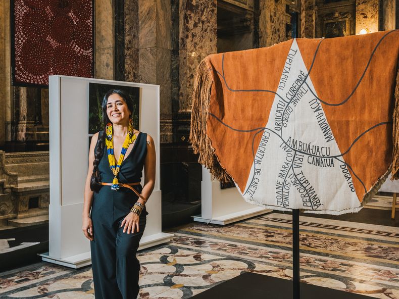 La pieza que Moara Tupinambá expone en la Bienal de Montevideo, una reinterpretación del manto que es identidad de su pueblo, posee una fuerte carga reivindicativa.