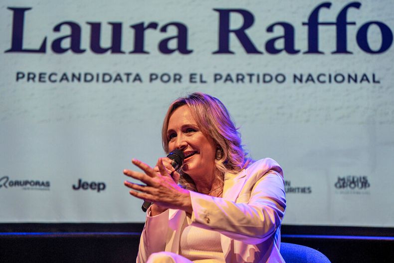 La precandidata por el Partido Nacional, Laura Raffo, entrevistada en el ciclo de Desayunos Candidatos de Búsqueda. Foto: Mauricio Zina, adhocFOTOS