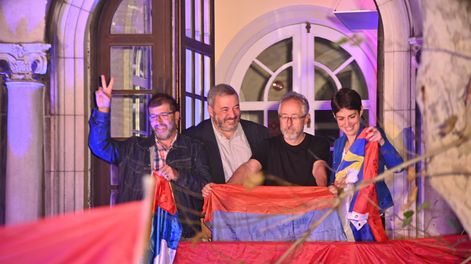 Mario Bergara, en la sede del Frente Amplio, junto al presidente de la fuerza política, Fernando Pereira, Verónica Piñeiro y Salvador Schelotto, quienes también fueron candidatos