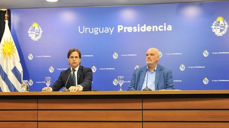 Conferencia de prensa de Luis Lacalle Pou y el escultor Pablo Atchugarry. Foto: Presidencia.