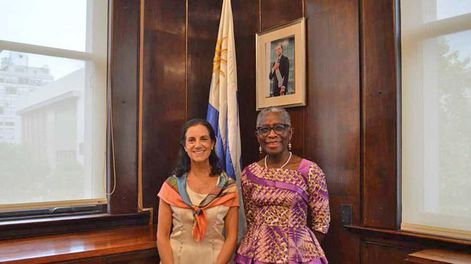 La subdirectora gerenta del FMI con Arbeleche en el despacho de la ministra. Foto: FMI