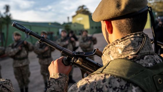 Un soldado del Ejército Nacional, en posición de guardia, durante una ceremonia militar realizada en julio de 2025.
