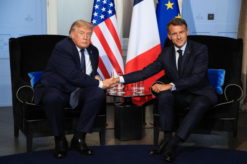 Donald Trump asiste a una reunión bilateral con el presidente francés Emmanuel Macron en el marco de la cumbre del G7 en Evian-les-Bains, centro-este de Francia, el 15 de junio de 2026.