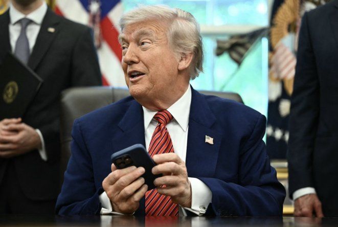 Donald Trump con su teléfono durante en la Oficina Oval de la Casa Blanca.