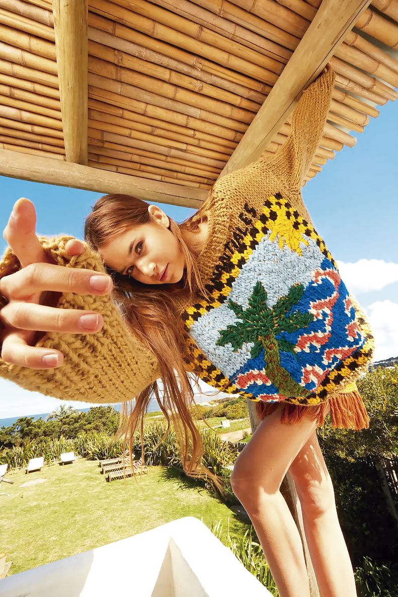 La mayoría de los suéteres son bordados a mano; para prolongar su duración, se recomienda lavarlos a mano con agua fría y dejar secar en una superficie horizontal.