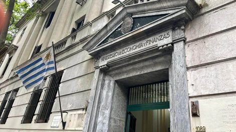 imagen de El gobierno habilitó opción de cobrar en dólares Notas en UI y UP; agentes ven una “intervención” cambiaria “indirecta”