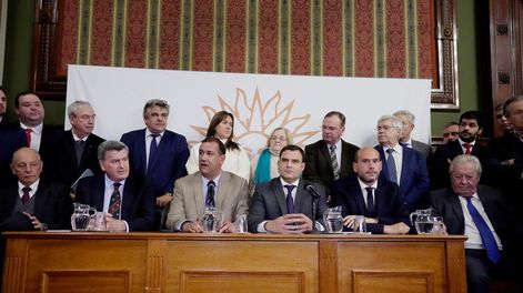 Gustavo Salle junto a legisladores blancos y colorados, en conferencia de prensa por María Dolores.
