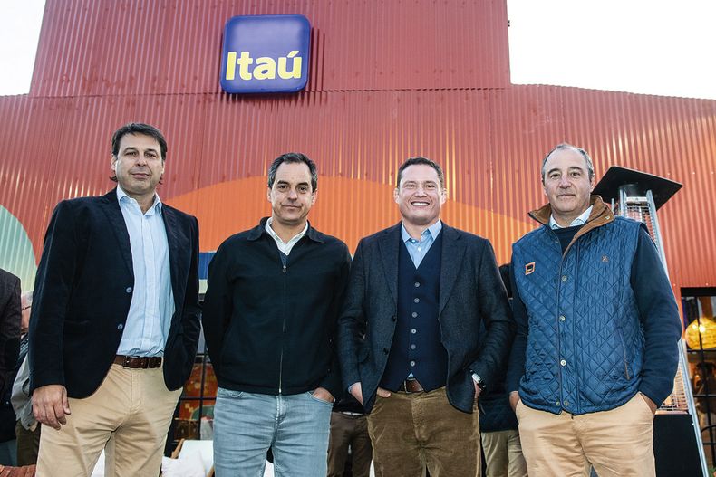 De Itaú: gerente de Agronegocios José Zerbino, gerente Corporate & Investment Banking Javier Albiñaga, CEO André Gailey y director de Banca Empresas Valentín Martínez