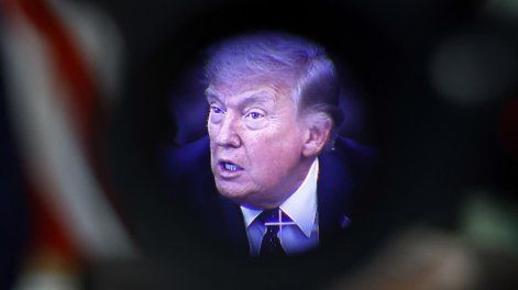 Donald Trump habla con los medios de comunicación en el Despacho Oval de la Casa Blanca, el 23 de abril de 2026.