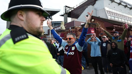 Hinchas del Aston Villa previo a un partido en Londres de la Premier League, la liga de fútbol más importante del Reino Unido.&nbsp;