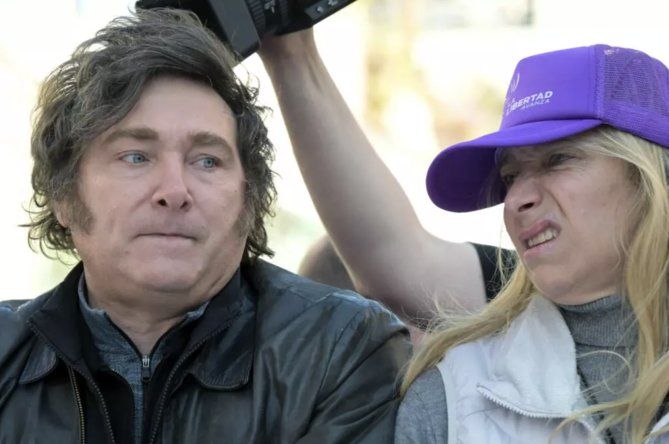 Las acusaciones de corrupción amenazan con descarrilar al presidente de Argentina, Javier Milei, y a su hermana, secretaria general de la Presidencia, Karina Milei.