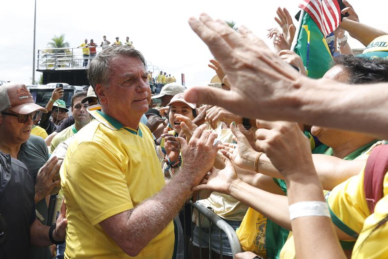 Jair Bolsonaro saluda a simpatizantes en la playa de Copacabana en Río de Janeiro.