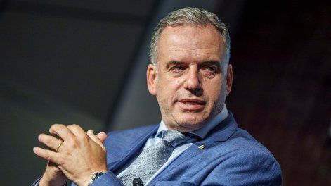 Yamandú Orsi durante el Desayunos Búsqueda.